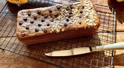 Bolo de banana com uva-passa