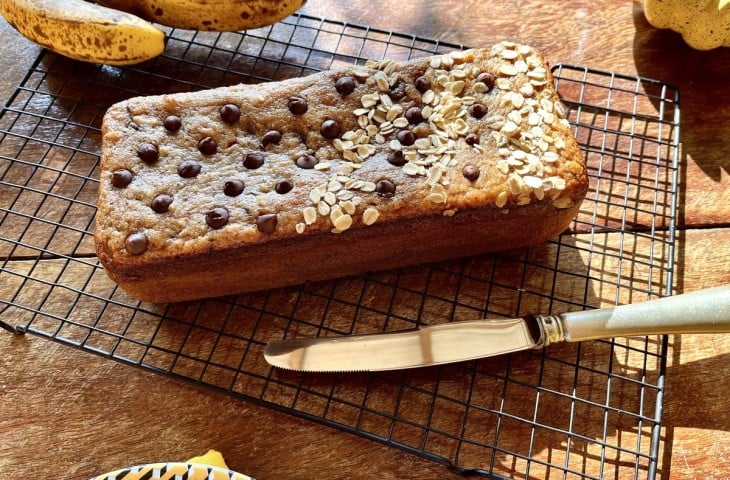 Bolo de banana com uva-passa