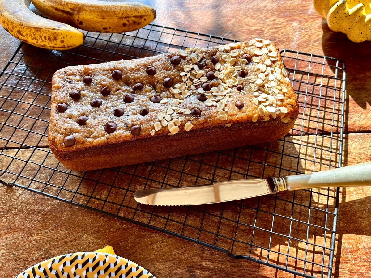 Bolo de banana com uva-passa