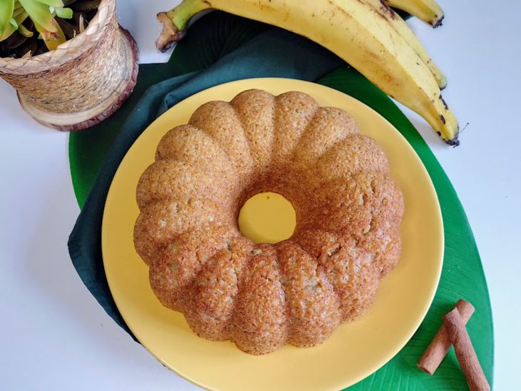 Um recipiente contendo bolo de banana-da-terra.