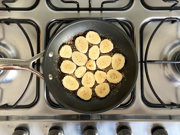 Uma frigideira com uma camada de rodelas de banana.