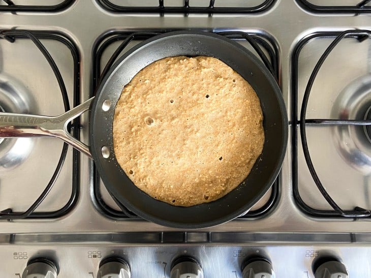 Uma frigideira com a massa do boloo cru.