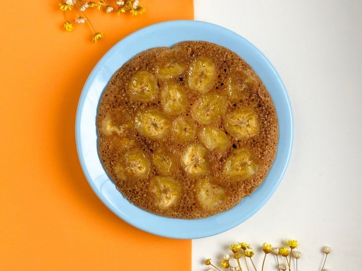 Um prato com bolo de banana de frigideira fit.