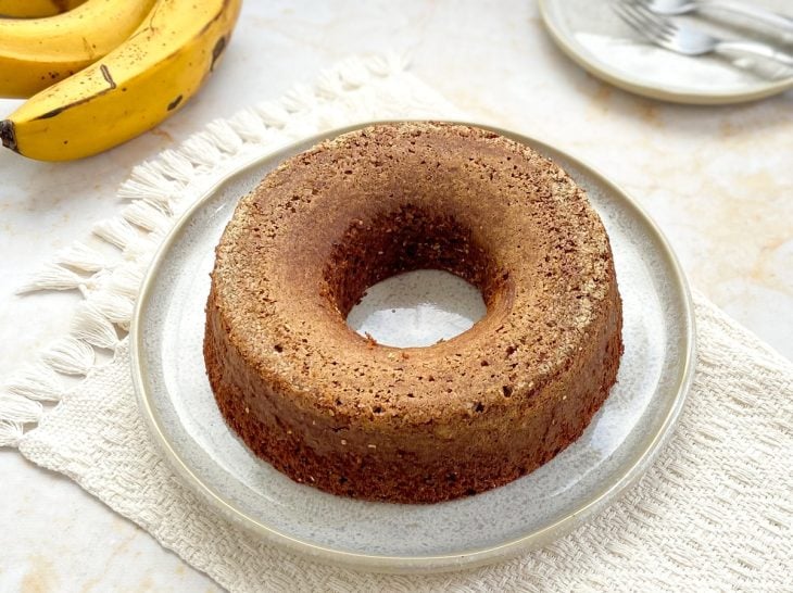Bolo de banana e aveia desenformado.