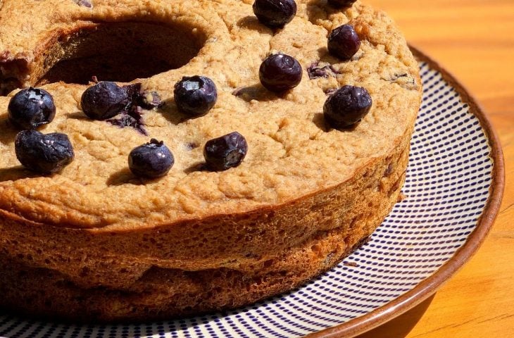 Bolo de banana e blueberry