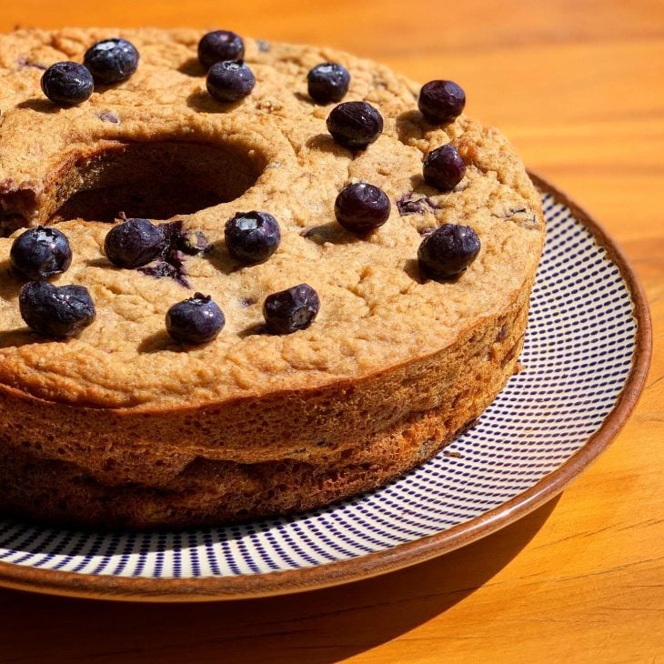 Bolo de banana e blueberry