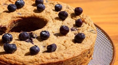 Bolo de banana e blueberry