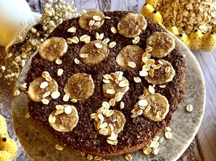 Bolo de banana e cacau sem farinha pronto para servir.