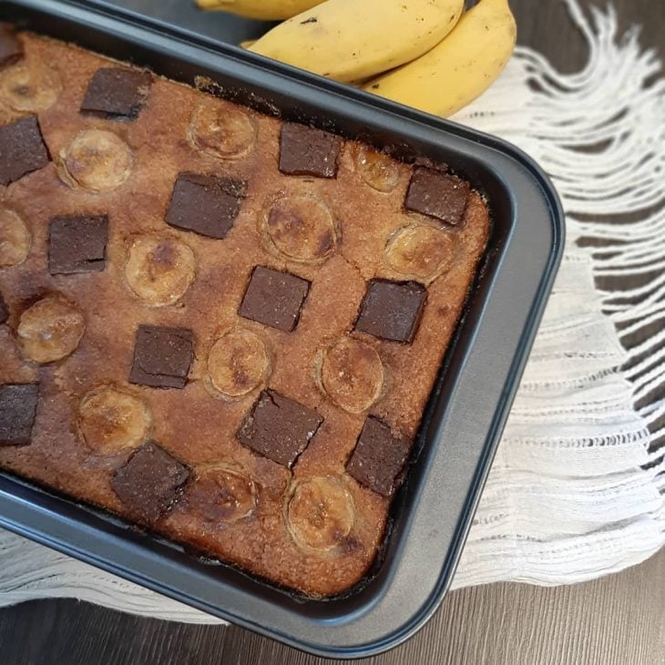 Bolo de banana e chocolate com farinha de rosca