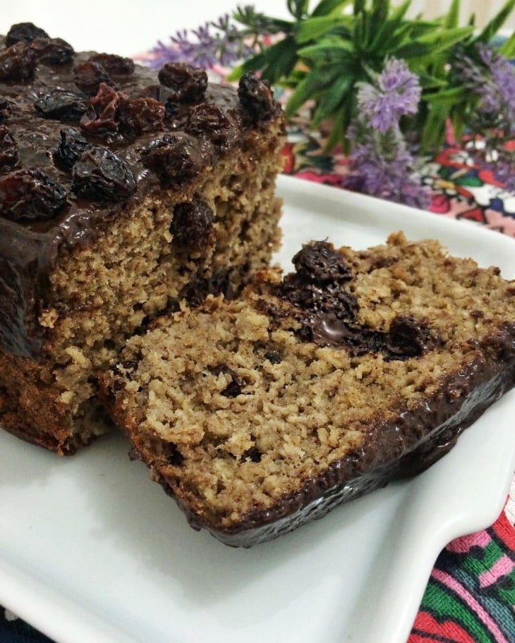 Bolo de banana e uva-passa