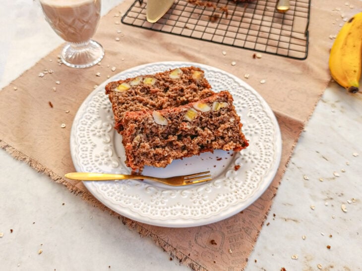 Bolo de banana fit com aveia servido.