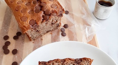 Bolo de banana fit com gotas de chocolate