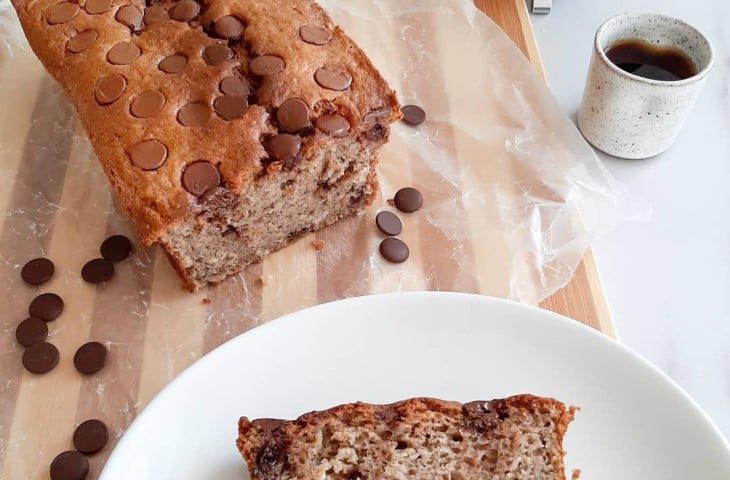 Bolo de banana fit com gotas de chocolate