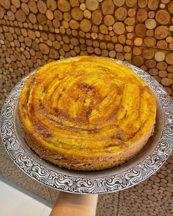 BOLO DE BANANA CARAMELIZADA (INVERTIDO), DE LIQUIDIFICADOR