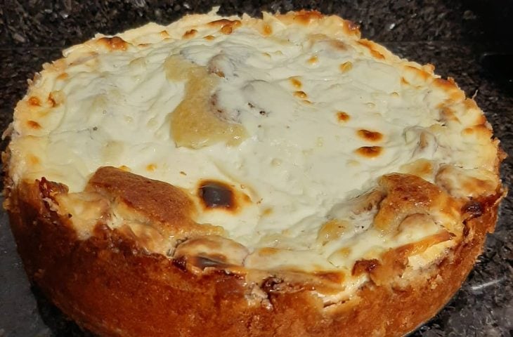 Bolo de banana que já sai recheado do forno