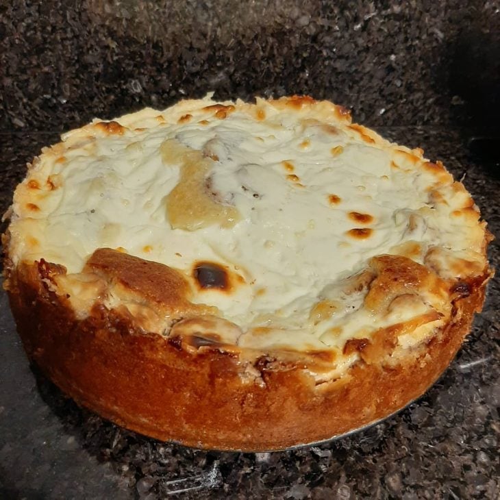 Bolo de banana que já sai recheado do forno