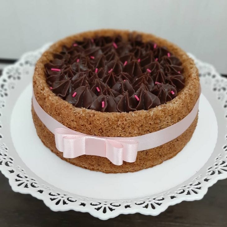 Bolo de banana sem açúcar com cobertura de cacau
