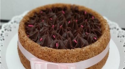 Bolo de banana sem açúcar com cobertura de cacau