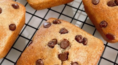 Bolo de banana sem glúten com chocolate