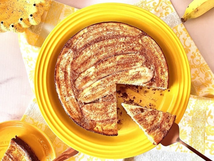 Um prato contendo bolo de banana sem glúten e lactose.