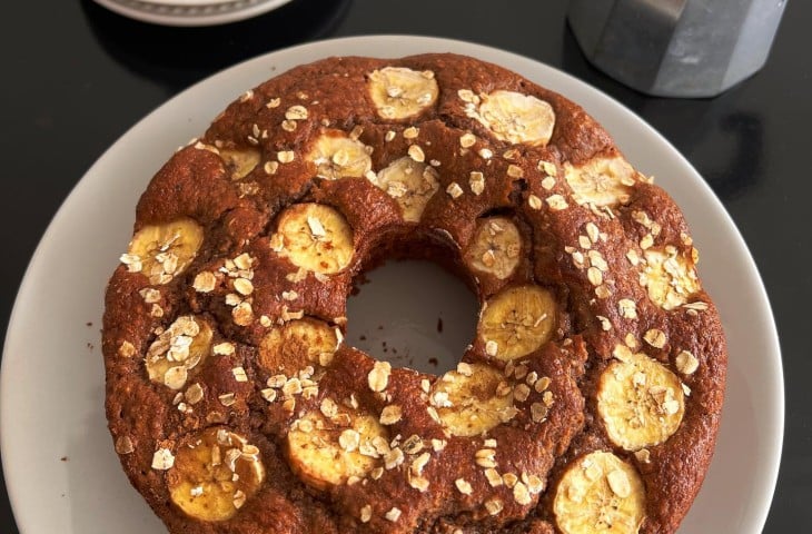 Bolo de banana sem lactose e açúcar