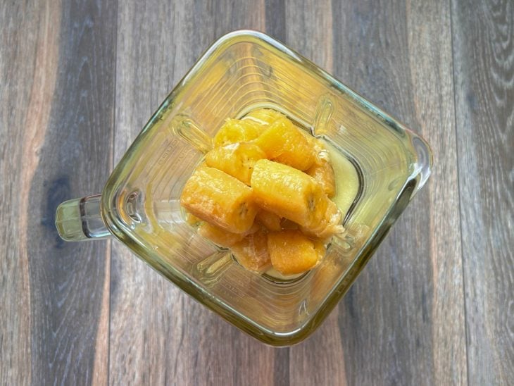 ingredientes do bolo de banana no liquidificador