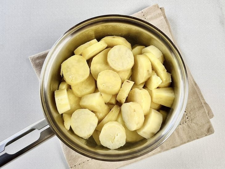 Batata-doce cozida em uma panela.
