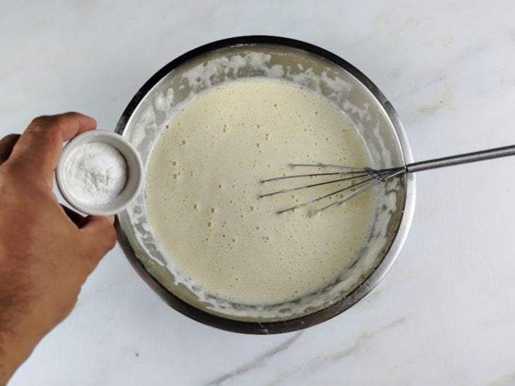 Mistura incorporada com farinha em uma tigela e fermento para ser adicionado.