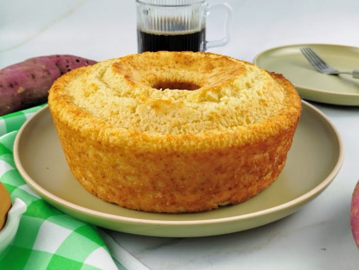 Bolo de batata-doce crua pronto para consumo.