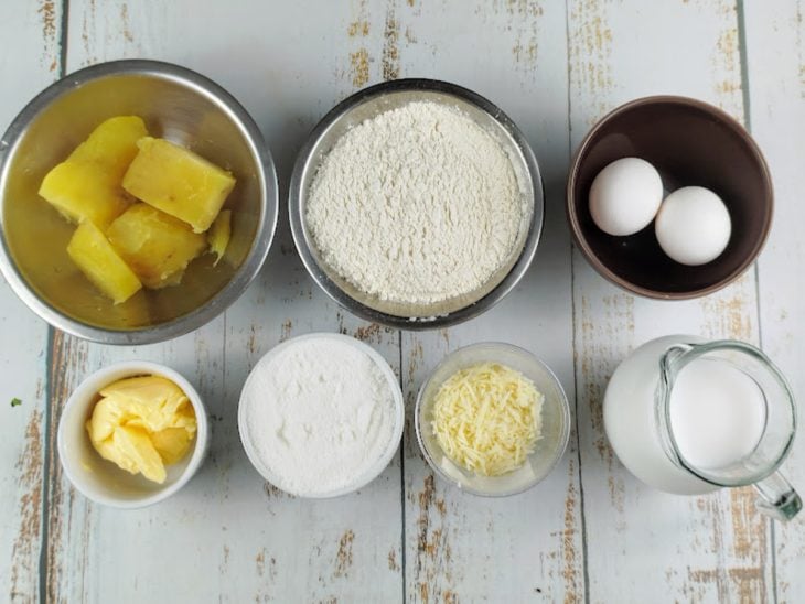 Ingredientes para a receita reunidos em uma bancada.