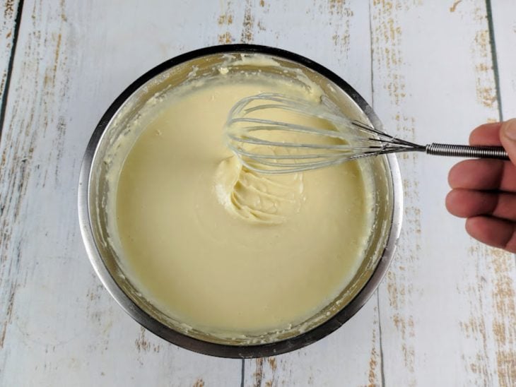 Mistura transferida para a tigela e ingredientes incorporados nela.