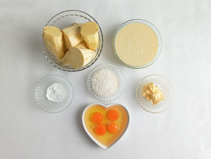 Ingredientes para a receita reunidos em uma bancada.