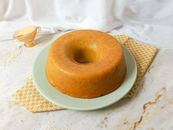 Bolo de batata-doce desenformado e pronto para consumo.