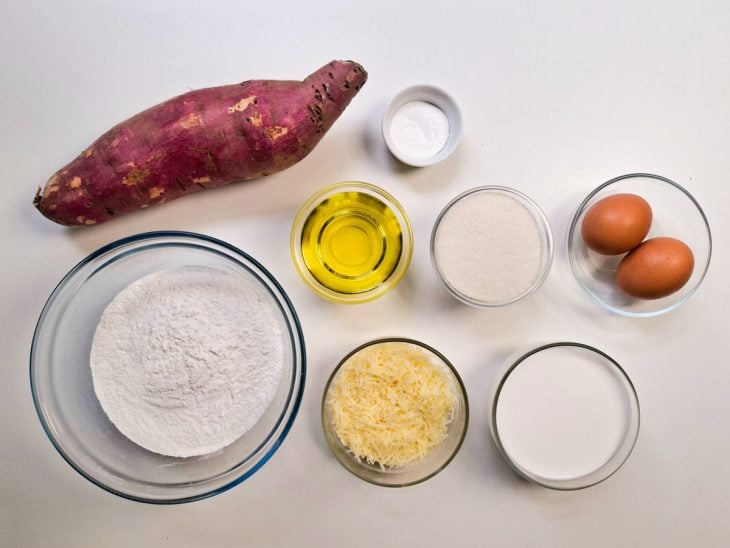 Ingredientes separados em uma bancada.