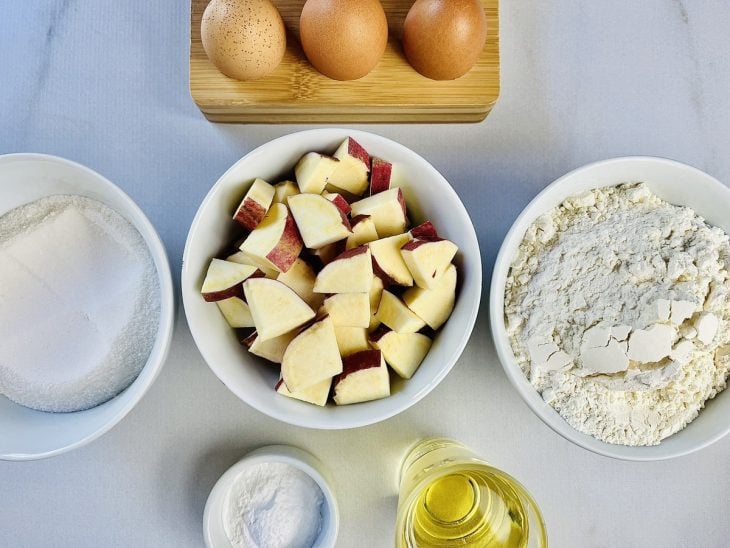 Ingredientes para a receita reunidos em uma bancada.