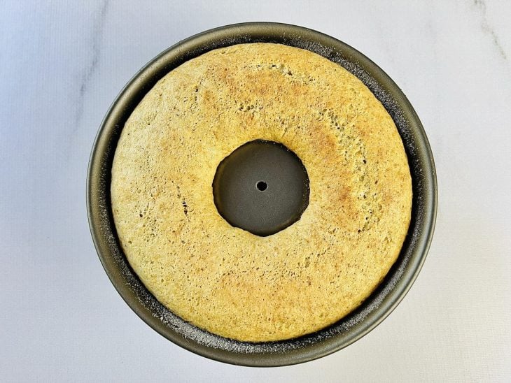 Bolo de batata-doce simples assado na forma.