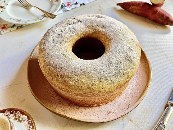 Bolo de batata-doce simples desenformado e pronto para servir.