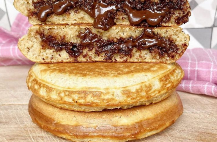 Bolo de baunilha com chocolate na frigideira