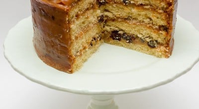 Bolo de baunilha com doce de leite e ameixa