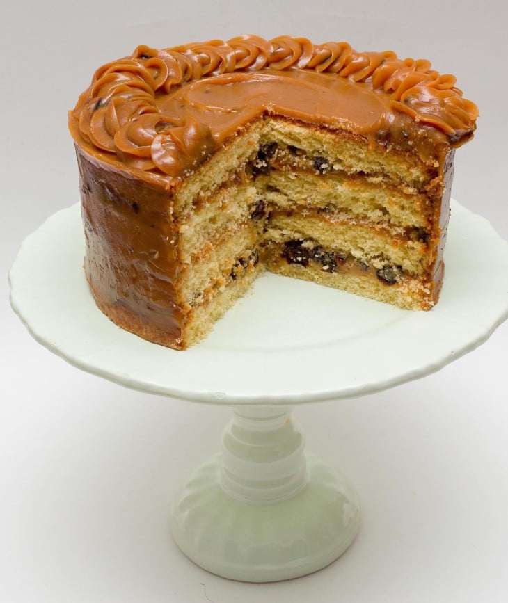 Bolo de baunilha com doce de leite e ameixa