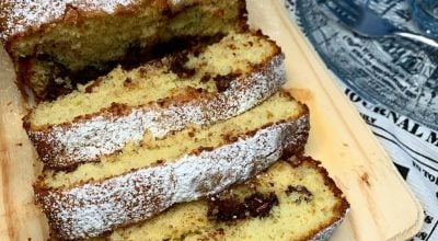 Bolo de baunilha com gotas de chocolate