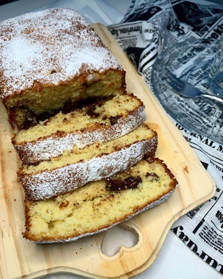 Bolo de baunilha com gotas de chocolate