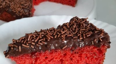 Bolo de beterraba com cobertura de brigadeiro