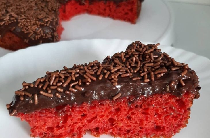 Bolo de beterraba com cobertura de brigadeiro