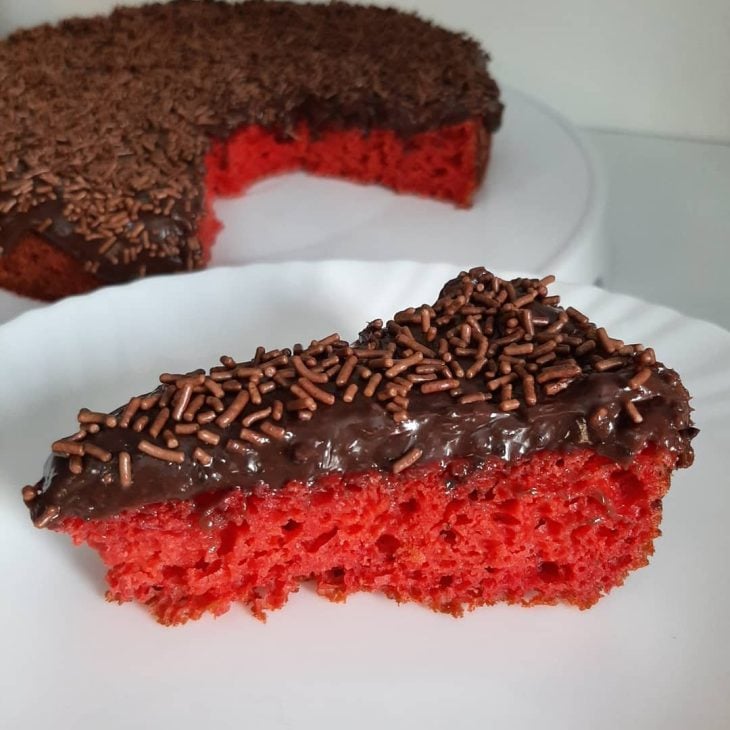 Bolo de beterraba com cobertura de brigadeiro