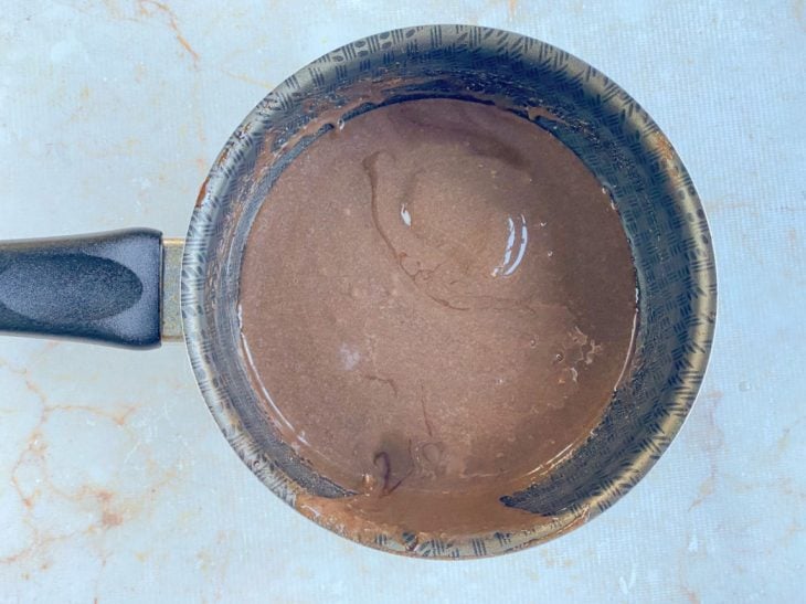 Ingredientes misturados em uma panela.