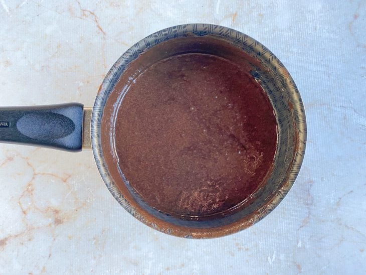 Mistura na panela.