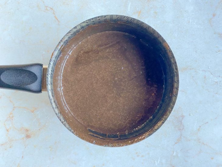 Caixinha de creme de leite adicionada e incorporada na mistura da panela.