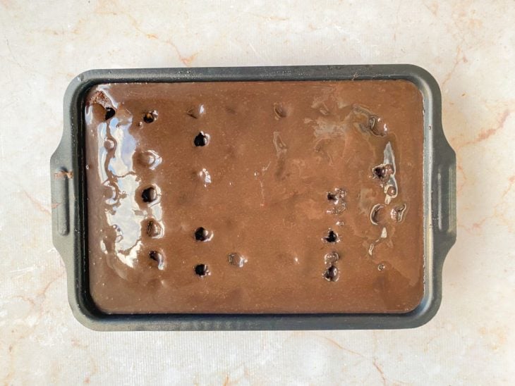 Brigadeiro despejado sobre o bolo.
