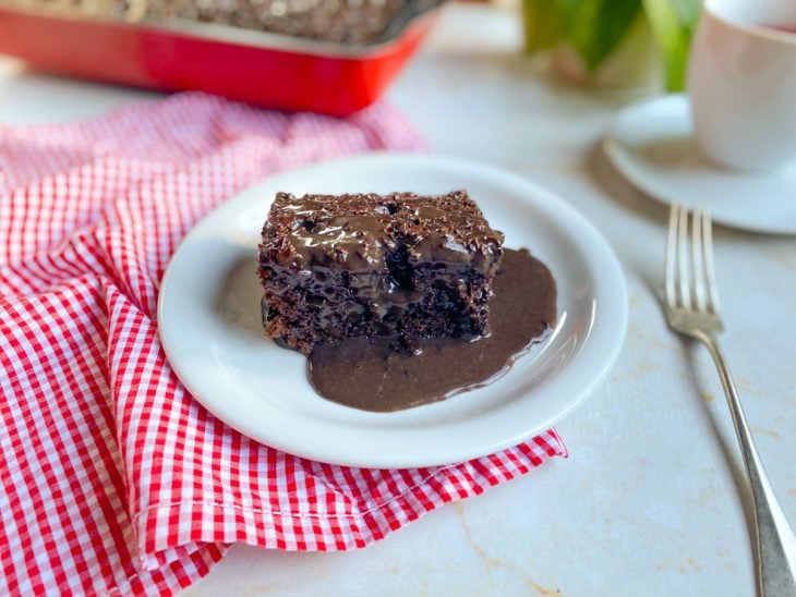 Fatia de bolo de brigadeiro servida em um prato de sobremesa.